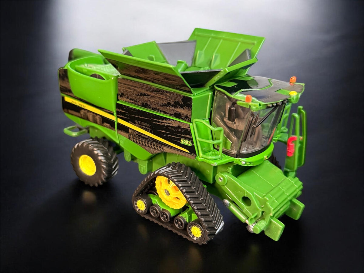 1/64 John Deere S780 Tracked Combine Prestige Collection – “The Harvest Run”