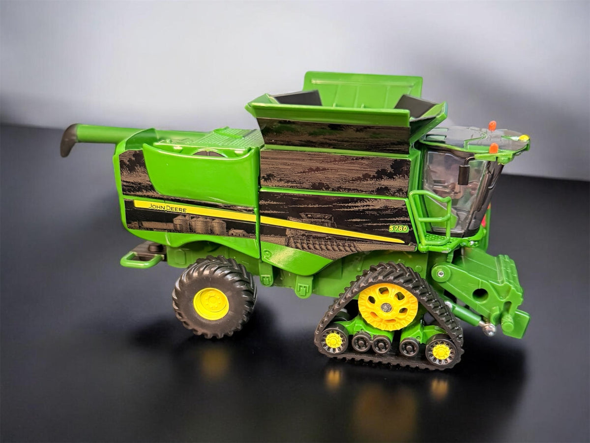 1/64 John Deere S780 Tracked Combine Prestige Collection – “The Harvest Run”