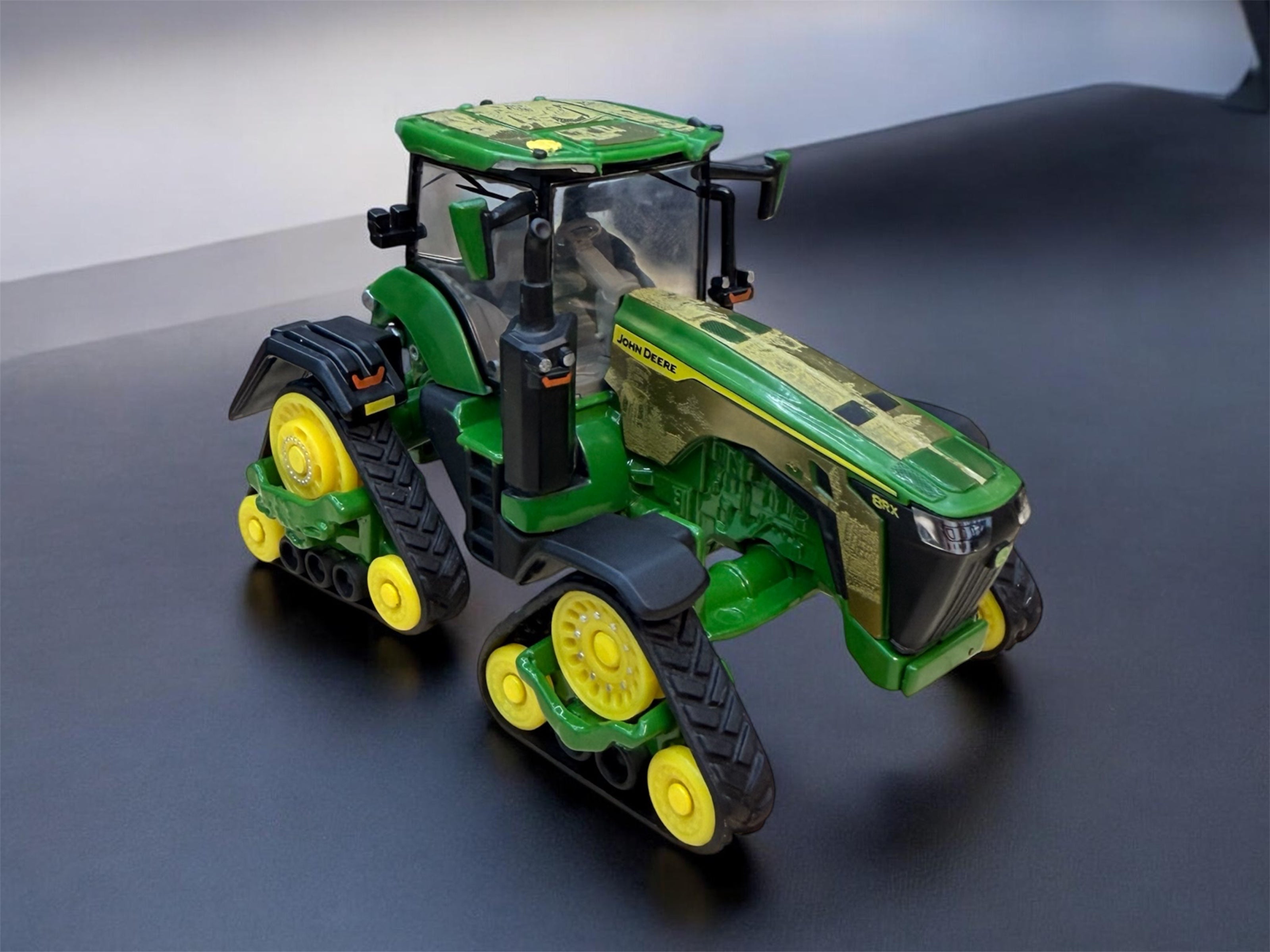 1/64 John Deere 8R Series “Waterloo Legacy” – Prestige Collector Set