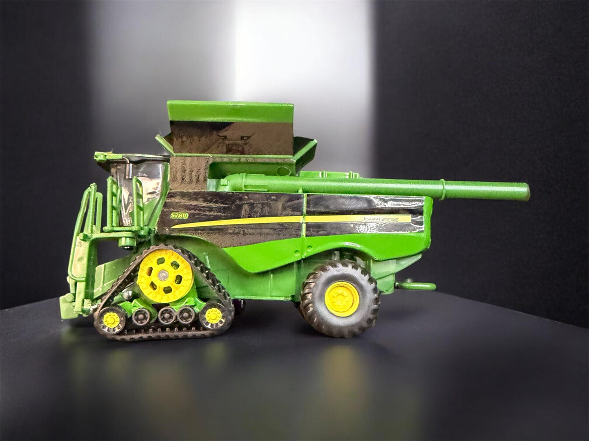 1/64 John Deere S780 Tracked Combine Prestige Collection – “The Harvest Run”