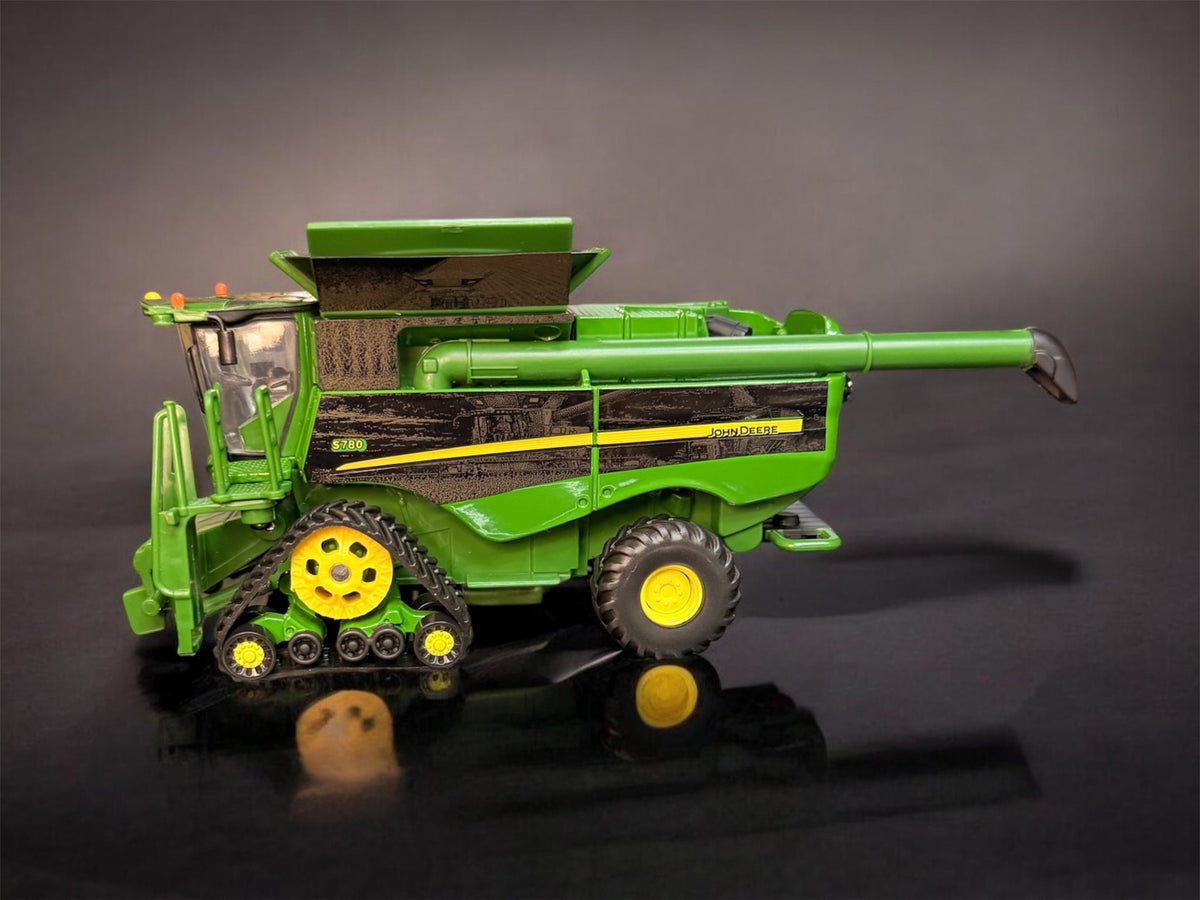 1/64 John Deere S780 Tracked Combine Prestige Collection – “The Harvest Run”