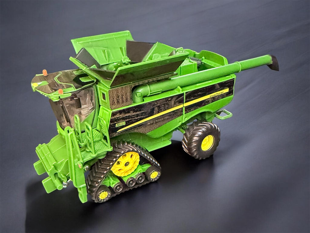 1/64 John Deere S780 Tracked Combine Prestige Collection – “The Harvest Run”